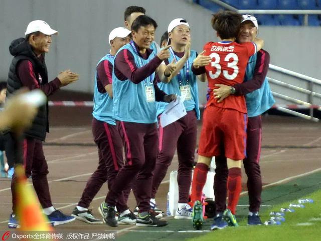 渔网透视装街拍抓眼球 2015-06-09 近日，Lady Gaga现身伦敦街头，曝光了一组大尺度街拍。