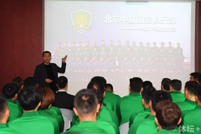 成龙携景甜宣传新片 跪地接小影迷花亲民范十足 2013-12-25 12月24日，《警察故事2013》天津宣传。