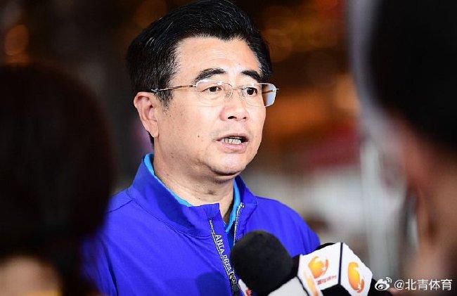 陈坤在当中饰演了林则徐一角，为了靠近这个角色在过程中的年龄跨度，他也增重、剃光头，带来了突破的造型。