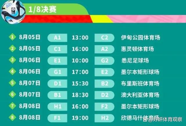 巩俐身穿绿色透视印花裙现身，站在海报前笑脸迎人，为电影首映站台撑场。