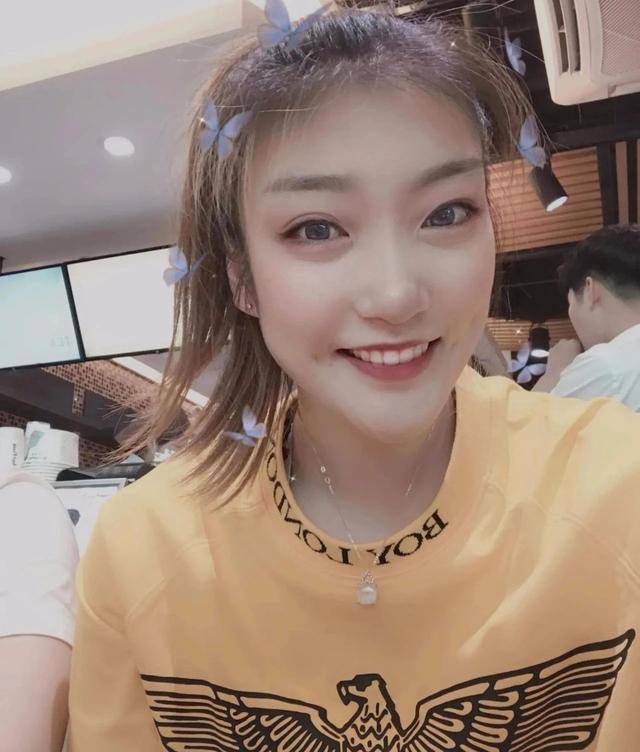 而字幕卡恰恰是为了将悼文分解，成为一句一顿的诗，成为与影像悖谬的对照。