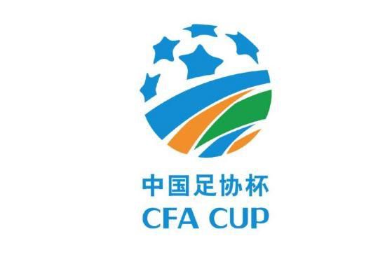 他擅长以琐碎日常揭示荒诞现实，如《我曾侍候过英国国王》（2006）以小人物视角映射捷克百年动荡。