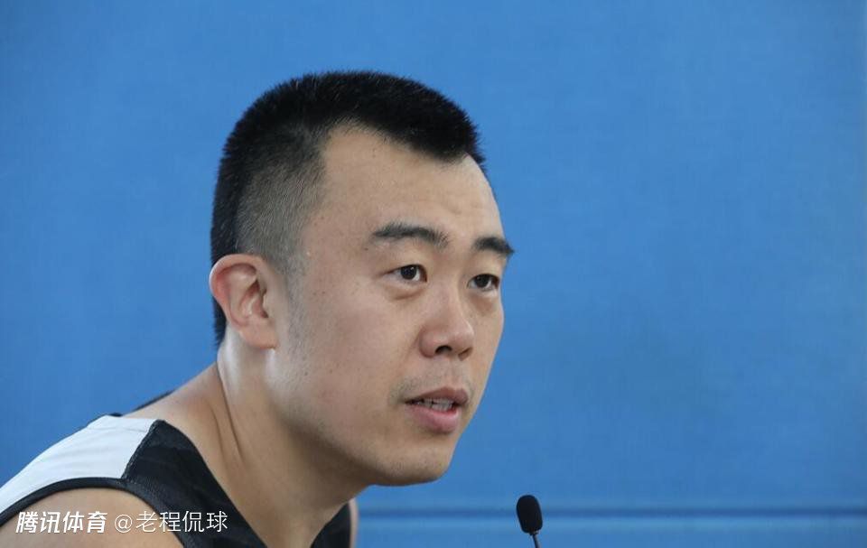 电影《角斗士》剧照在影片高潮段落，被毒针重创的马克西蒙斯凭借超人的意志力，击败了本欲做秀给全罗马人看的康莫迪乌斯，不止为报私仇，也不止为了解救屈从于兄弟淫威的露西拉，他是为了将罗马民众从独裁者和阴谋家手中拯救出来。