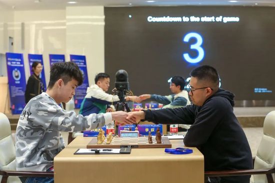 在经历过上周德普亲自出庭作证后，本周为他辩护的心理学家雪侬·库里指出，艾梅伯·希尔德表现出“混合型边缘型人格障碍”和“表演型人格 德普前妻艾梅柏·希尔德得女：她是我余生的开始 2021-07-02 7月2日，艾梅柏·希尔德通过个人社交账号，对外宣布自己于4月8日升格当妈，并用已故母亲的名字为女儿取名为乌娜·佩奇·希尔德（Oonagh Paige Heard），艾梅柏表示：“她是我余生的开始。