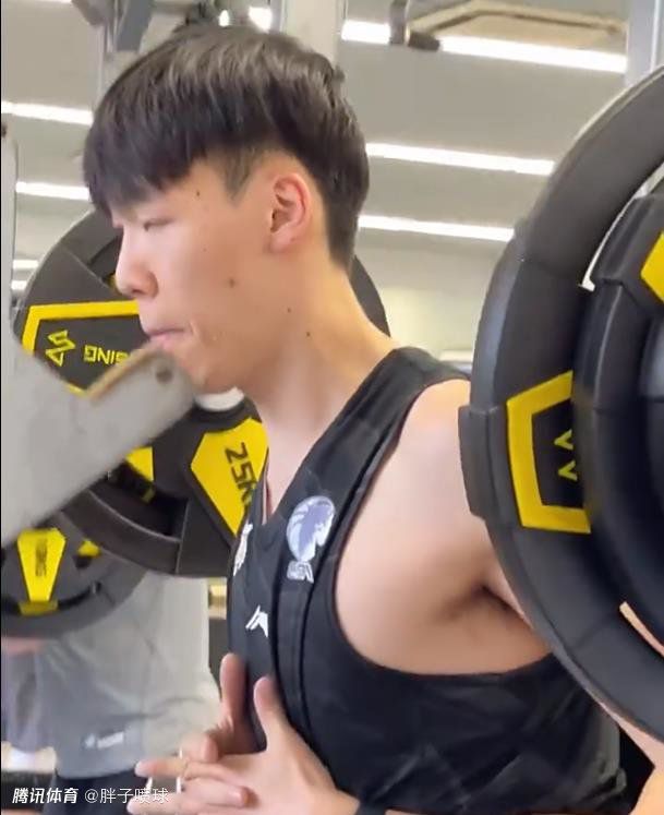 为了三百块钱就委身卖酒老板，这与她想要塑造的女性力量形象不匹配，显得十分生硬和虚假。