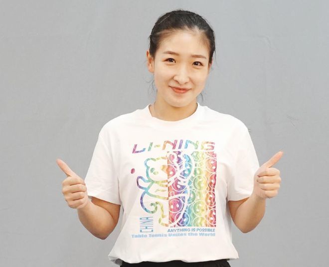 首映礼上，休·杰克曼对着镜头又是 刘诗诗泡泡袖针织裙显甜美 刘雯深V西装攻气足 2017-05-04 当地时间2017年5月3日，法国巴黎，Chanel 2017/18早春度假系列发布会，刘诗诗身穿泡泡袖衬衣搭配针织裙，优雅大气不失少女甜美。