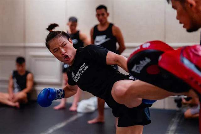 ”这是《小丑2：双重妄想》全新预告中，亚瑟·弗莱克在监狱接受帕迪·迈耶斯采访时给予的回答，新版预告中还曝光了不少哈利·奎恩的新画面，也透过镜头让世界共同见证了 《小丑2》首曝预告 菲尼克斯Lady GaGa癫狂热恋 2024-04-10 4月9日，CinemaCon 2024电影产业大会上，发布了DC新片《小丑2：双重妄想》首支预告。