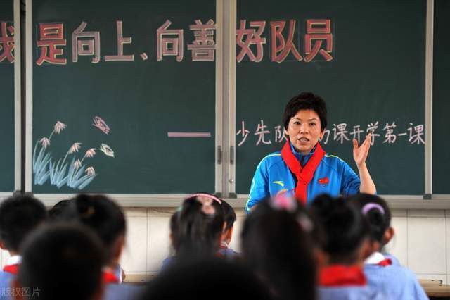 近日，他在参加富士台的节目录影时，在粉丝面前被提及退出NEWS的敏感话题，引来许多批判声：“事到如今，还要这么佯装？