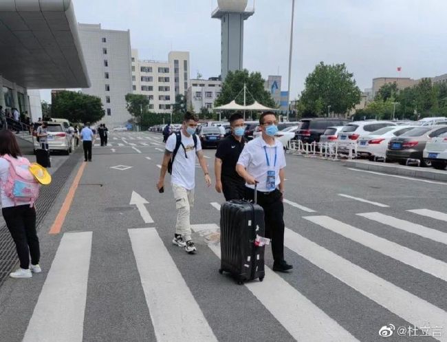 主演佩德罗·帕斯卡背着猎枪，警惕地守在贝拉·拉姆齐身旁。