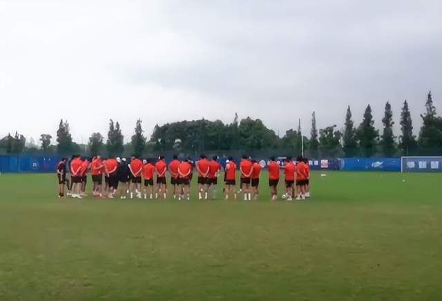 两位人气小鲜肉王俊凯、鹿晗在当天的活动中打头阵，而他们的粉丝更是早早守候在红毯上，举着灯牌和手幅等待与偶像近距离接触。