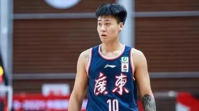 据悉，马天宇日前低调前往云南偏远山区支教看望留守儿童，结束后没有休息，立马返回剧组继续工作，像这样“三观端正五官精致”的 《英雄本色2018》