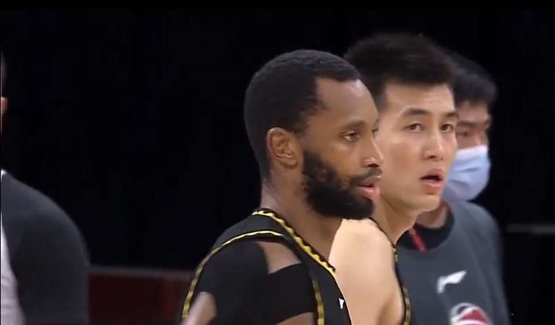 金秀贤身穿一身黑色休闲装轻松亮相，全程略显紧张面无微笑。