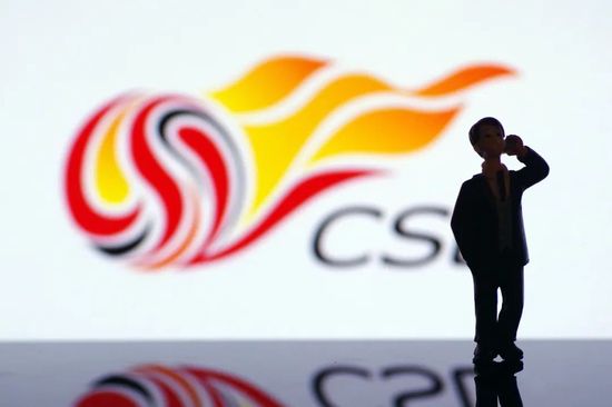 刘诗诗以一袭蕾丝礼服亮相，李晨则着绿色印花礼服亮相，更有“小鲜肉”杨洋印花西装抢镜。