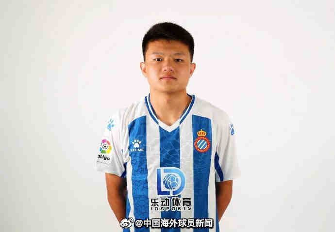 李冰冰、杨幂美裙斗性感 孙俪露香肩倪妮搞怪 2015-10-27 10月27日，在上海举行的活动庆典中，杨幂薄纱短裙亮相，郭碧婷、江疏影纷纷穿起长裙露美背，模特杜鹃高挑的身材身穿红绸晚礼服气场十足，现场还有刘雯、周冬雨、闫妮等众女星到场斗艳。