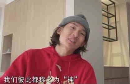 据悉，二人近日经常被媒体拍到一同出行的照片，劳伦斯的左手无名指偶 希尔顿顶“哪吒头”亮相 携男友穿爆乳性感泳装 2013-10-28 ，手牵男友甜蜜又得意。