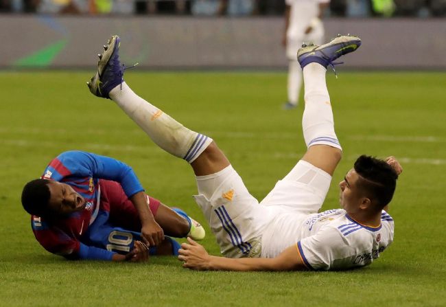 韩彩英曝怀孕13周 踩高跟鞋穿紧身裙S曲线依旧 2013-04-07 韩国女演员韩彩英日前登上杂志拍摄了一组时尚写真，虽然怀有13周的身孕，依旧脚踩高跟鞋身穿紧身连衣裙，大秀S曲线完美身材。