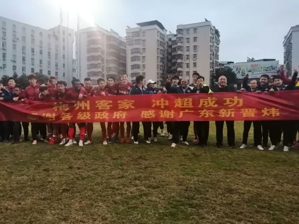 在他看来，能带给大家快乐，也让自己在表演时很满足。
