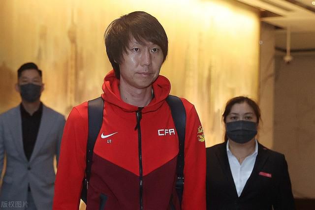 尽管实际年龄（15岁）不符合选角的年龄区间，但多米尼克的黑发造型被认为比较贴近原著。
