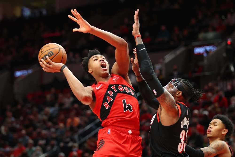 冯小刚、孙楠、甄子丹夫妇等明星纷纷现身球场，展开比拼。