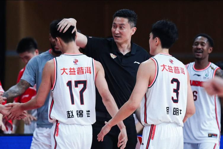 见面会上，女主角余男的亮相引来媒体的极大关注。
