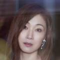 美工出身的他，其置景美轮美奂，景美人也美。