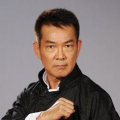 宋慧乔穿上一袭灰色连身短裙大晒美腿，宋仲基则以深蓝色西装外套衬恤衫，以斯文造型登场，乔妹一直面露笑容，宋仲基亦不 《热搜》曝新海报 周冬雨宋洋袁弘上演舆论场博弈 2023-11-08 11月8日，由忻钰坤执导，王红卫监制，周冬雨、宋洋、袁弘领衔主演的电影《热搜》发布“话题牢笼”版海报。