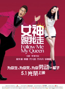 照片中，娜扎上穿着蓝色翻领毛衣，下穿一条牛仔裤，简约又时尚，置身在“花房”中挑选各种盆栽，阳光撒下来意境十足。