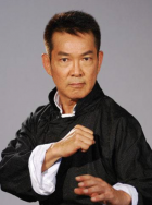斜挎小包经典又实用，带子上的配饰则给整体 超模汉丁顿露性感香肩 丽芙·泰勒美艳抹胸裙抢镜 2016-02-24 伦敦当地时间2月23日，风尚大典获奖女星斗艳。
