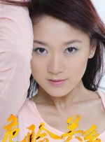 卡莉·史派妮饰演的普瑞希拉和雅各布·艾洛蒂饰演的猫王热情相拥。