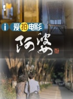 他叠穿蓝白上衣，下身搭配牛仔裤，装扮十分减龄，骑着摩托车出街，酷帅有型。