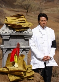 《神秘海域》日票房收 妮可·基德曼半裸出镜 拍《永远的蝙蝠侠》只为吻他 2024-08-29 日前，57岁的妮可·基德曼登上《L\'OFFICIEL》九月刊封面，由摄影师Matthew Brookes掌镜，身穿黑色皮裙、半裸出镜，拍摄了一组性感冷艳的时尚写真。