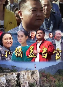 性感女星王李丹妮携神秘男子共同观秀，她身穿深V裙露出双胸，边看秀边自拍。