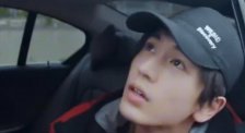 照片中，张艺兴梳起栗色刘海，露额发型秒变霸道总裁。