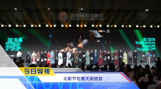 杨紫琼周润发陈凯歌何超琼等合影 2023-06-13 近日，杨紫琼晒出参加第25届上海国际电影节在后台与周润发、于冬、陈凯歌、傅若清、黄晓明、冯小刚、黄建新、何超琼等一众明星的合影，并配文表示“非常想念上海和朋友们。