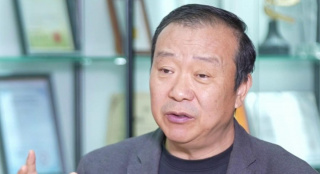 前一秒还和闺蜜嘻嘻哈哈的裴石榴（郑素敏 饰），下一秒就把惠陵洞搞得天翻地覆，更是与掌握自己黑历史的“竹马”崔胜孝（丁海寅 饰）“灾难性”重逢，二人之间流转着即甜蜜又杀气腾腾的氛围。