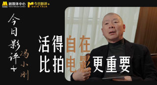 照片中她身穿黑色抹胸小礼服，好身材尽显无余。