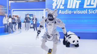 王俊凯身穿灰蓝色西装，内搭白色Polo衬衫亮相“星空”会场，璀璨星形配饰精致夺目，彰显品味；
